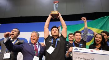 Bruno de Almeida é um dos alunos da Escola Politécnica da UFRJ que venceu o PetroBowl Championship