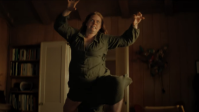 Amy Adams acha que está virando cadela em trailer de "Nightbitch"; veja