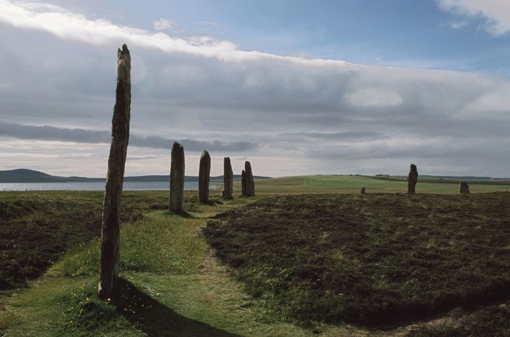 Rochas do anel de Brodgar, um enorme círculo de pedras cerimoniais em Mainland que remonta ao terceiro milênio a.C.