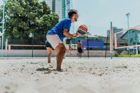 Quase metade dos praticantes de beach tennis já sofreu alguma lesão