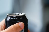 Quais são os riscos das bebidas energéticas? Especialista explica