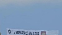 Torcida do Botafogo provoca São Paulo com cartaz em avião