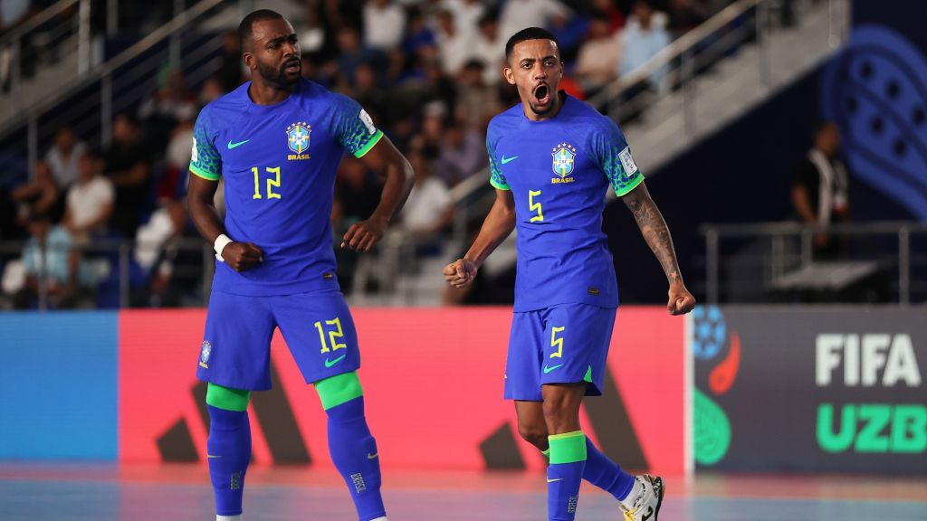 Jogadores do Brasil comemoram gol na Copa do Mundo de Futsal