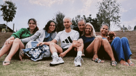 Bruna Marquezine aparece em foto da família de João Guilherme; veja