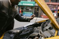 Conheça a técnica correta para fechar o capô do carro