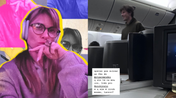 Atriz mostrou em suas redes sociais o cantor passando pelo corredor do avião