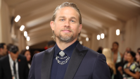 "Monstro": Charlie Hunnam vai interpretar serial killer Ed Gein na 3ª temporada