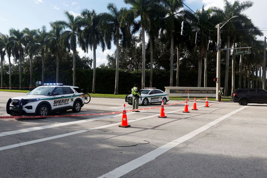 Veículos policiais estacionados após relatos de tiros disparados do lado de fora do campo de golfe Trump International, do candidato presidencial republicano e ex-presidente dos EUA, Donald Trump, em West Palm Beach, Flórida, EUA, em 15 de setembro de 2024.