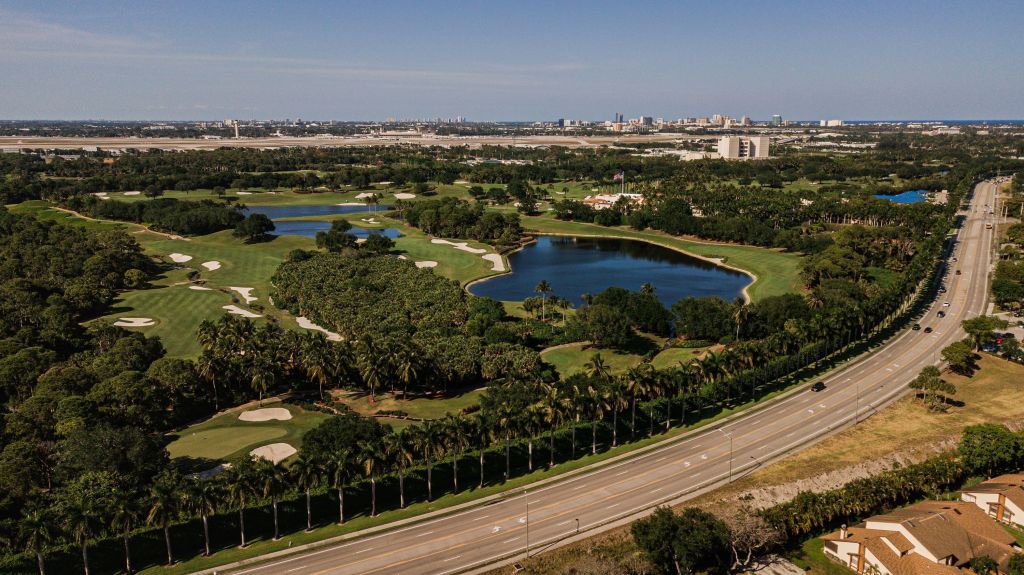 Uma foto de arquivo de abril de 2021 mostra uma vista aérea do Trump International Golf Club em West Palm Beach, Flórida.