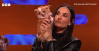 Cachorrinha de Demi Moore rouba a cena durante entrevista