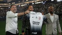 Memphis Depay é apresentado à torcida do Corinthians na Neo Química Arena