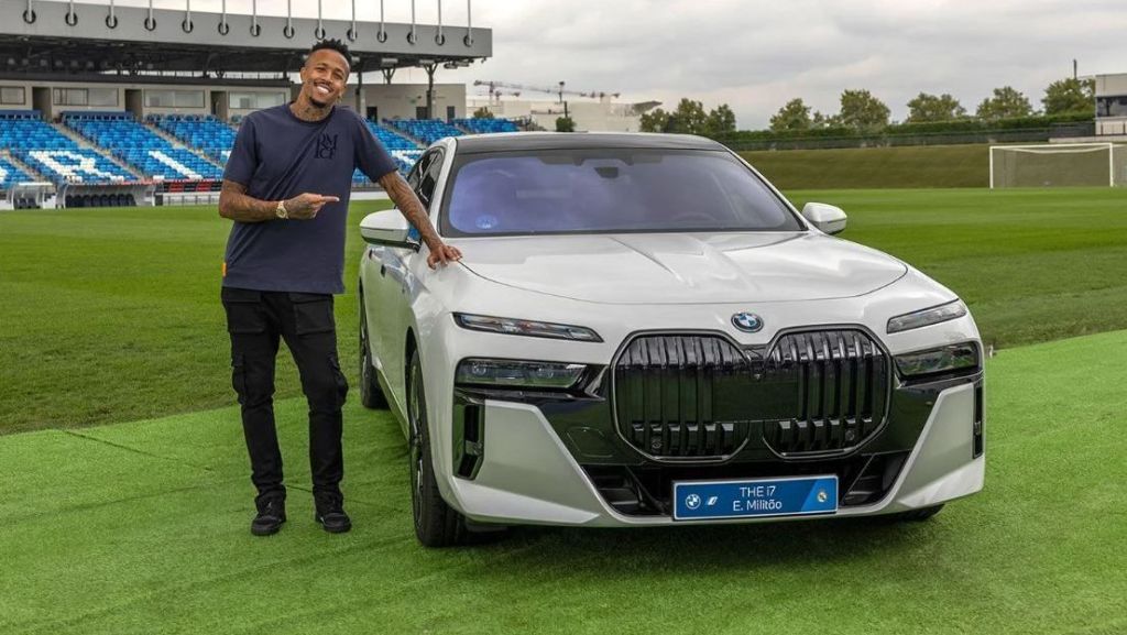 Éder Militão com o modelo The i7, da BMW