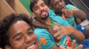 Trio caiu na gargalhada em resenha no vestiário da Seleção Brasileira