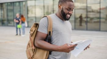 Para cursar uma faculdade em outro país, um os primeiros movimentos é aumentar a proficiência na língua inglesa e também no idioma do país escolhido