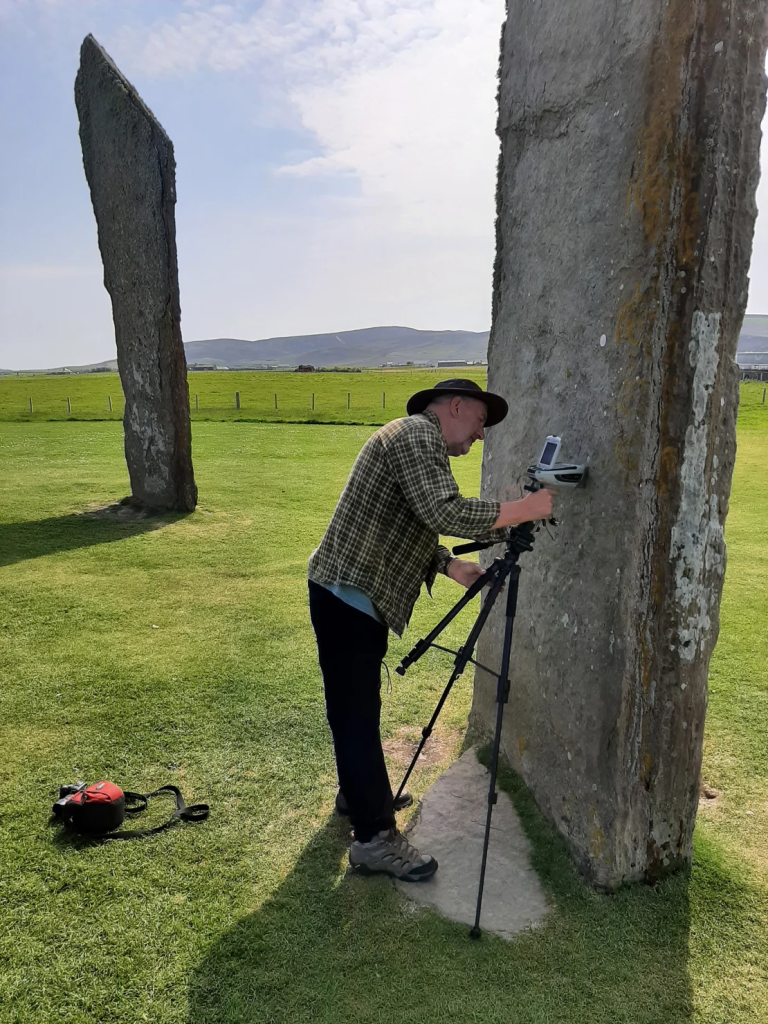 Coautor do estudo Nick Pearce analisando pedras neolíticas em Orkney, um arquipélago na costa nordeste da Escócia