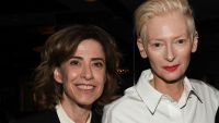 Fernanda Torres posa ao lado de Tilda Swinton no Festival de Cinema de Toronto