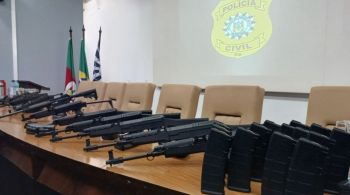 Armas estavam escondidas embaixo do piso da residência