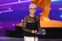 Jamie Lee Curtis ganha seu primeiro Emmy por participação em "The Bear"