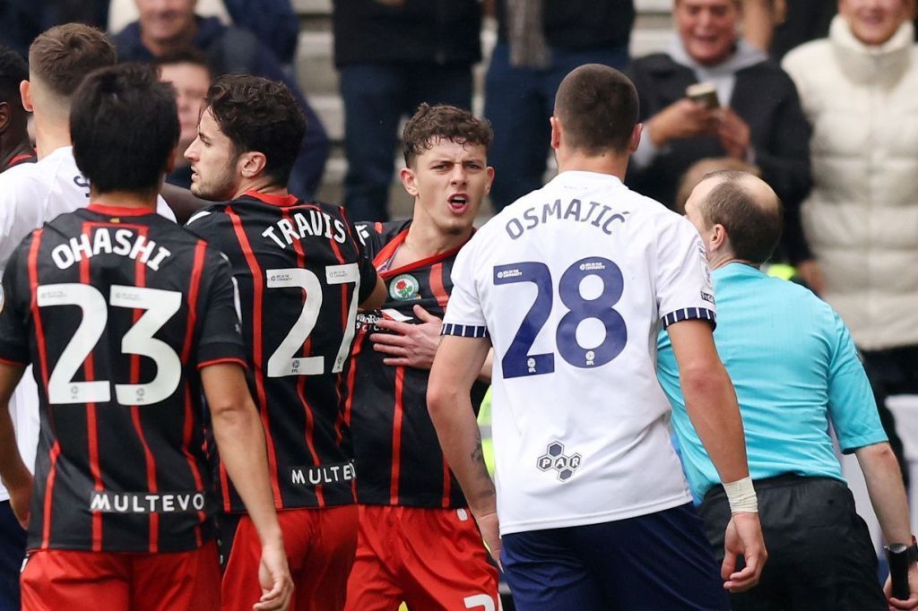 Milutin Osmajic, do Preston North End, tenta morder pescoço de Owen Beck, do Blackburn Rovers, durante a partida do Sky Bet Championship em Deepdale