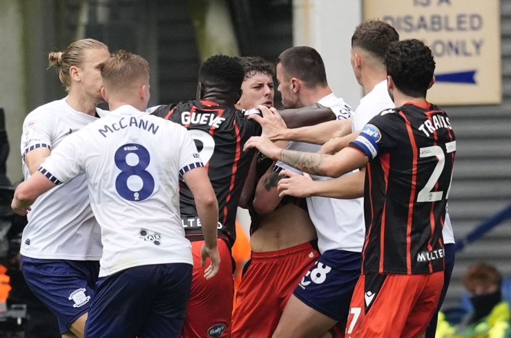 Milutin Osmajic, do Preston North End, tenta morder pescoço de Owen Beck, do Blackburn Rovers, durante a partida do Sky Bet Championship em Deepdale