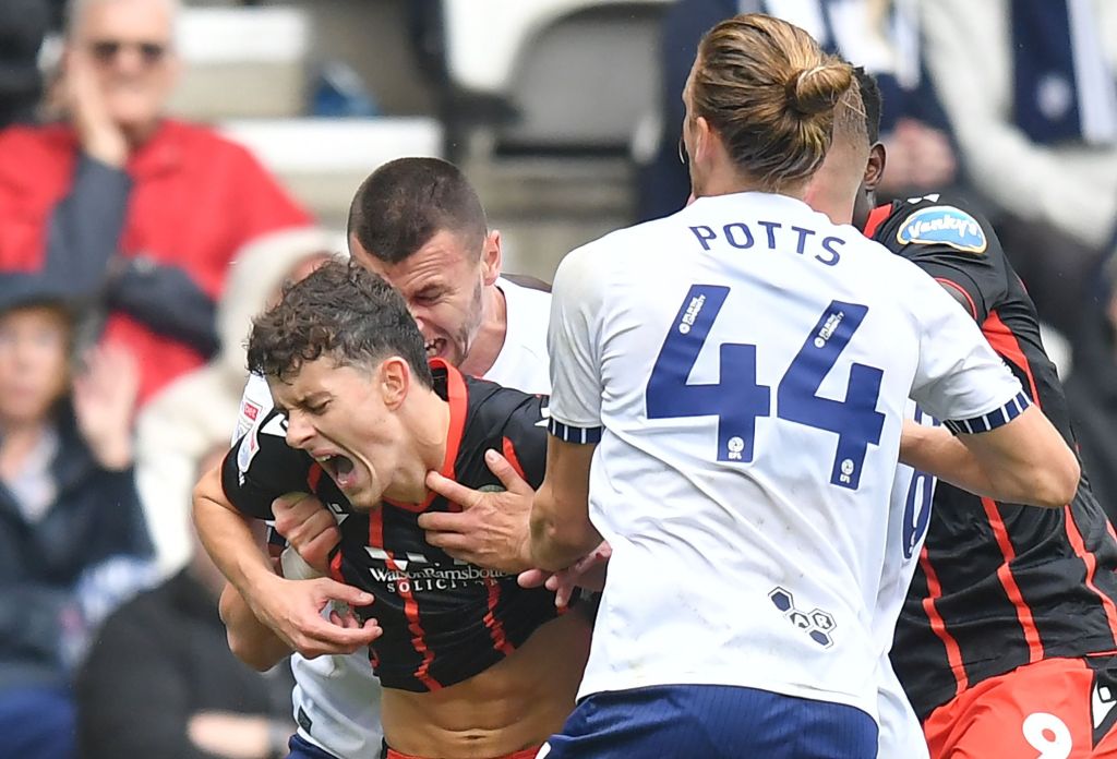 Milutin Osmajic, do Preston North End, tenta morder pescoço de Owen Beck, do Blackburn Rovers, durante a partida do Sky Bet Championship em Deepdale