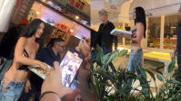 Katy Perry distribui pizza para fãs na porta de hotel no Rio