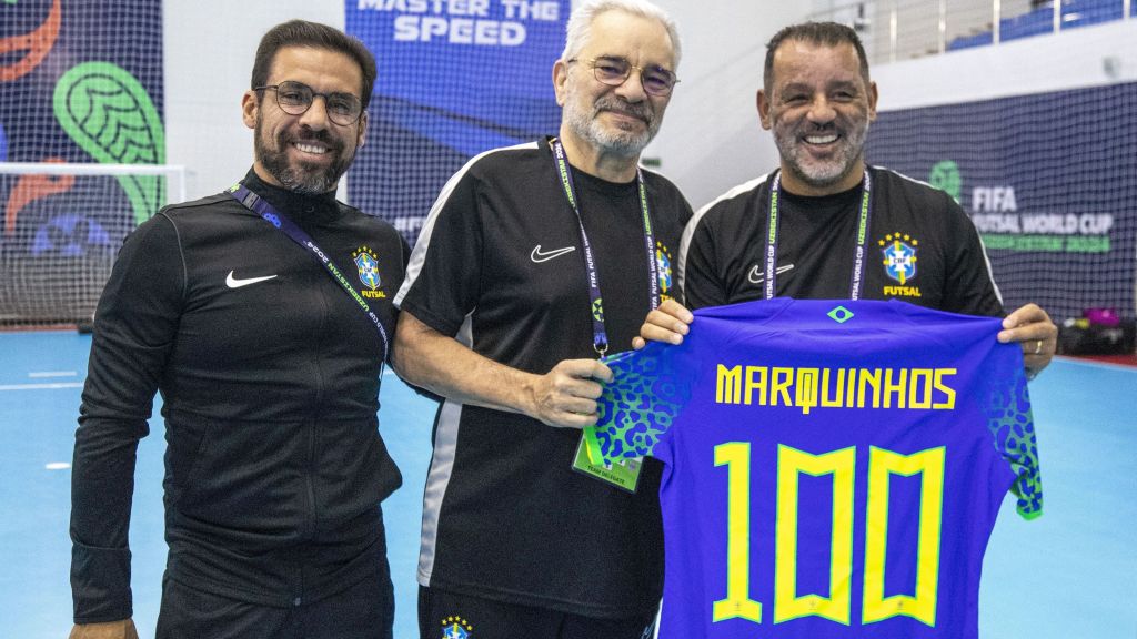 Treinador Marquinhos Xavier recebe homenagem no futsal