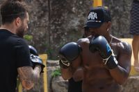 Ne-Yo treina boxe na praia do Arpoador antes de apresentação no Rock in Rio