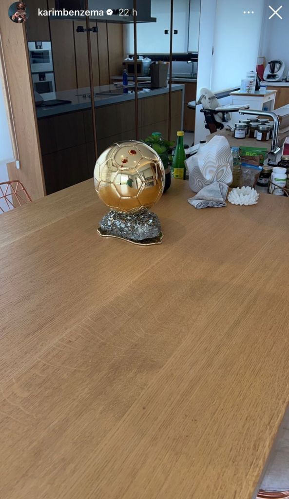 Benzema postou uma foto da Bola de Ouro que conquistou em 2022