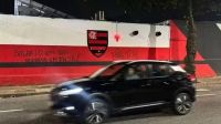 Após derrota, sede do Flamengo é vandalizada com ameaças a jogadores e Tite