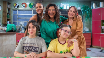 Atriz publicou vídeo em que o elenco destaca detalhes do set de filmagem