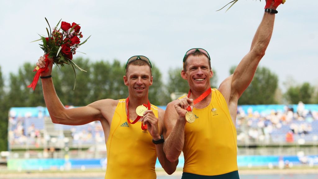 Drew Ginn com a medalha de ouro que conquistou em Pequim 2008, ao lado do companheiro Duncan Free; medalha foi roubada