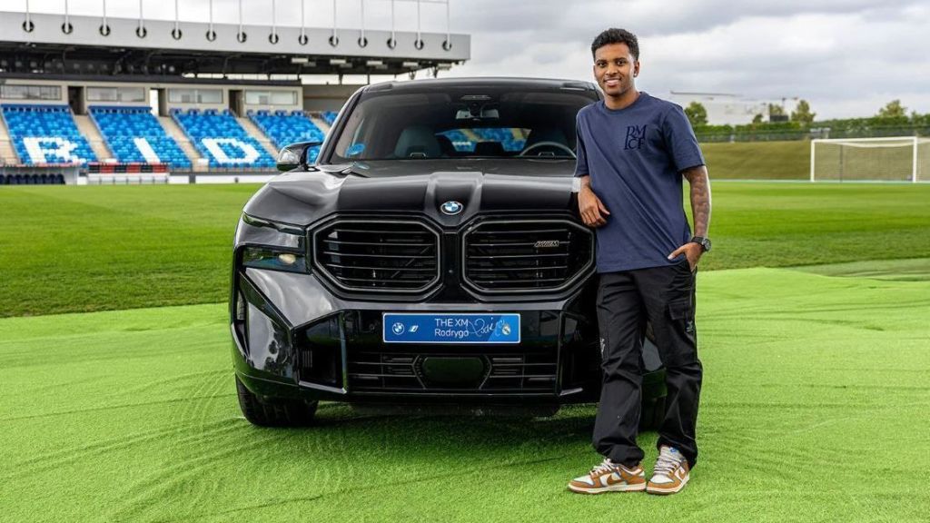 Rodrygo com o modelo The XM, da BMW