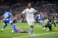 Com gol brasileiro, Real Madrid vence o Alavés e cola no Barcelona