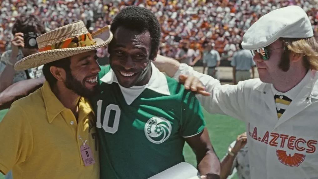 Sergio Mendes, Pelé e Elton John em partida do New York Cosmos nos anos 70