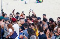 Shawn Mendes curte praia de Ipanema rodeado por multidão de fãs; veja fotos