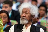 Wole Soyinka fala sobre filme feito a partir de suas memórias: "Me dói"