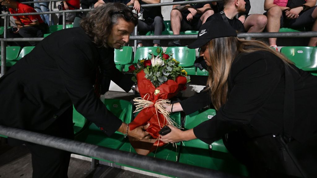 Representantes de Liverpool e Milan botam um buquê de flores na cadeira onde sentaria o torcedor que morreu na véspera do jogo