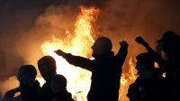 Torcedores invadem estádio na Sérvia e incendeiam gramado; assista