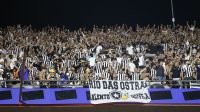 Torcida do Botafogo faz festa no desembarque da equipe no Rio