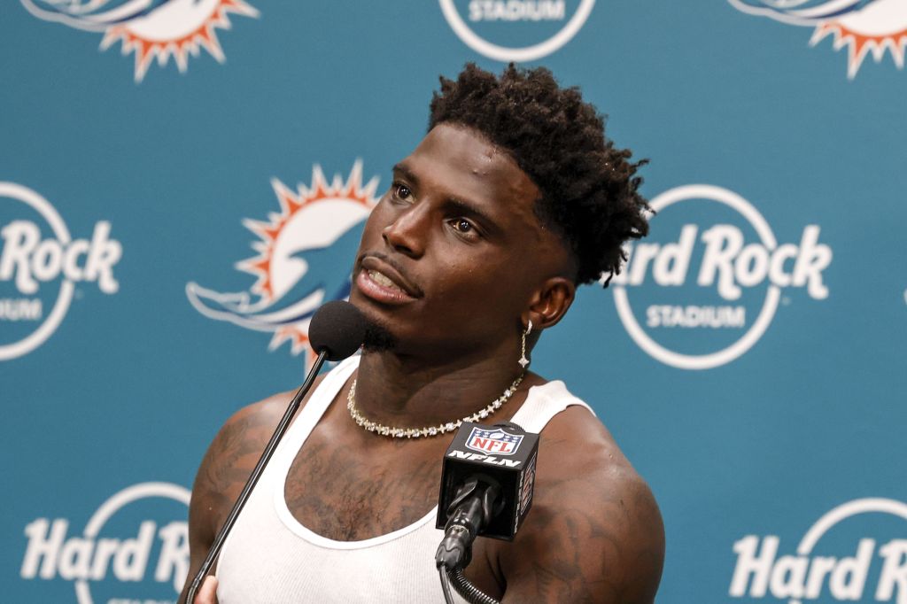 Tyreek Hill concedecoletiva após o jogo do Miami Dolphins e explica incidente em que se envolveu com policiais