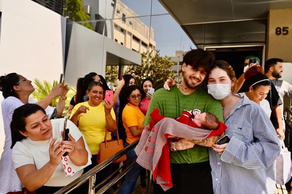 Zé Felipe, Virginia e José Leonardo deixam a maternidade