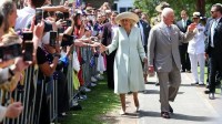 Rei Charles III e rainha Camila visitam igreja na Austrália