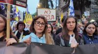 Famílias de reféns israelenses tocam sirene por 2 minutos em frente à casa de Netanyahu