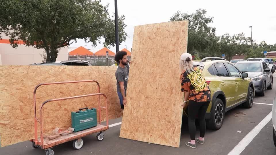 Moradores da área da Baía de Tampa, Flórida, EUA, correm para conseguir suprimentos de última hora antes da chegada do furacão Milton