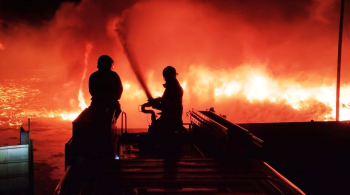 Chamas atingiram uma carga de polietileno altamente inflamável; Corpo de Bombeiros ainda continua no local