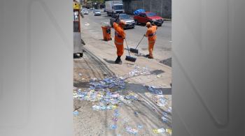 Além da limpeza, garis ajudaram no transporte e instalação das urnas eletrônicas durante o pleito