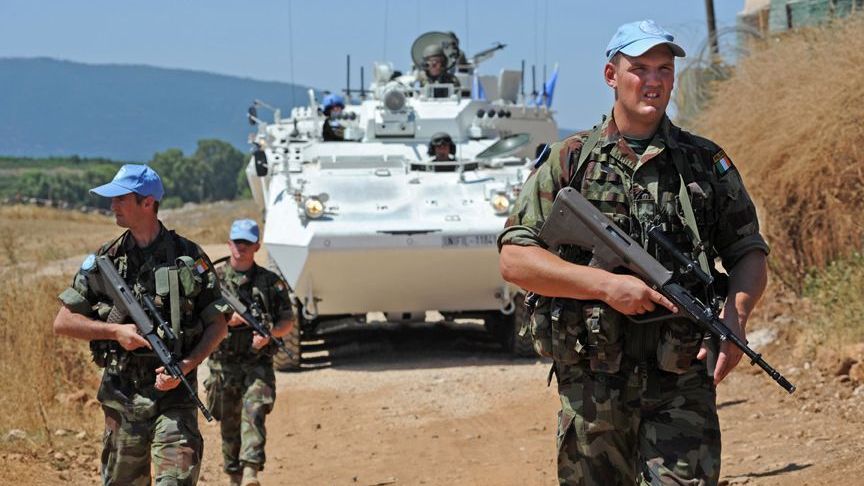 Soldados irlandeses na missão de paz da ONU no Líbano, Unifil, em patrulha por terra, em julho de 2011.