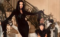 Ana Paula Siebert e Vicky se vestem de Wandinha e Mortícia para o Halloween