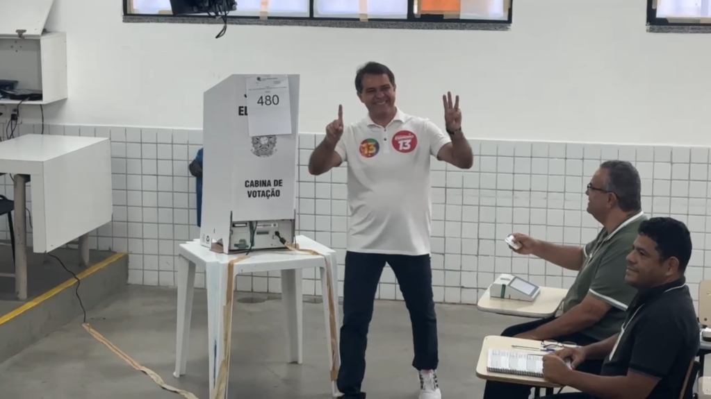 Candidato Evandro Leitão (PT) vota em Fortaleza neste domingo (27).